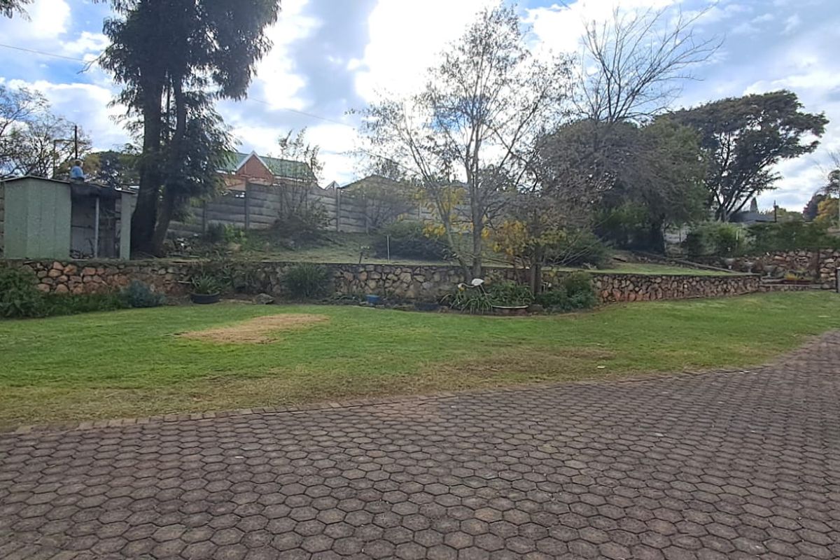 Spacious Family Home with Pool, Fibre & Excellent Security in Breaunanda - Photo 2