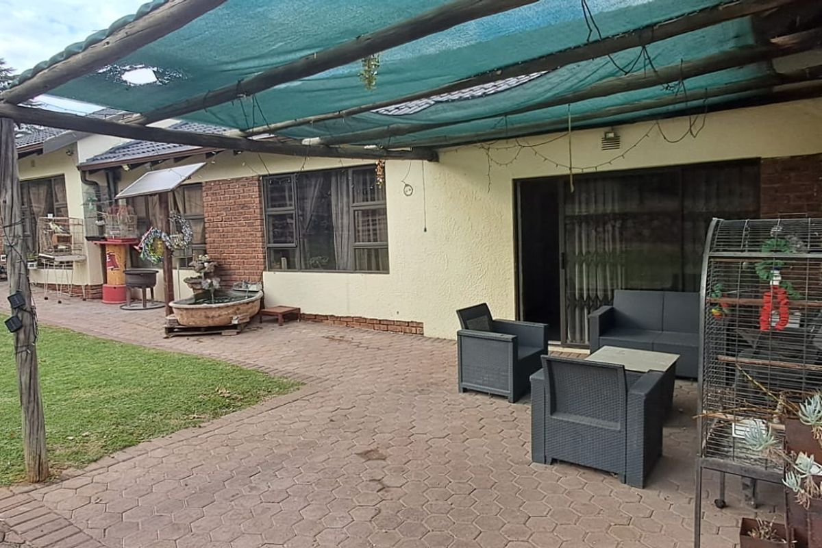 Spacious Family Home with Pool, Fibre & Excellent Security in Breaunanda - Photo 3