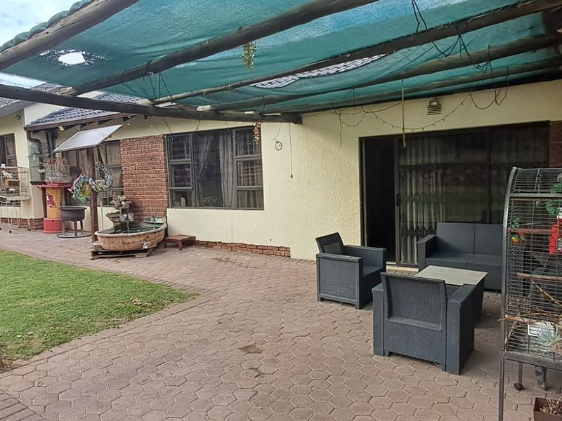 Spacious Family Home with Pool, Fibre & Excellent Security in Breaunanda - Photo 3