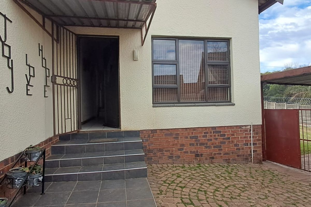 Spacious Family Home with Pool, Fibre & Excellent Security in Breaunanda - Photo 4