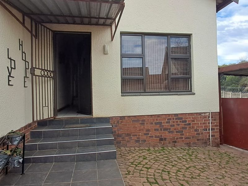Spacious Family Home with Pool, Fibre & Excellent Security in Breaunanda - Photo 4