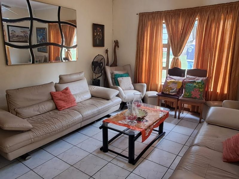Spacious Family Home with Pool, Fibre & Excellent Security in Breaunanda - Photo 10