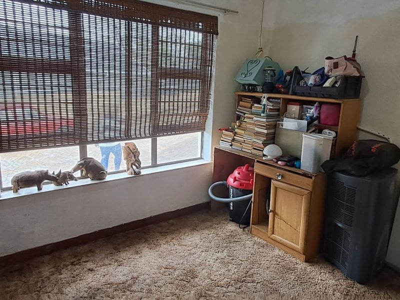 Spacious Family Home with Pool, Fibre & Excellent Security in Breaunanda - Photo 8