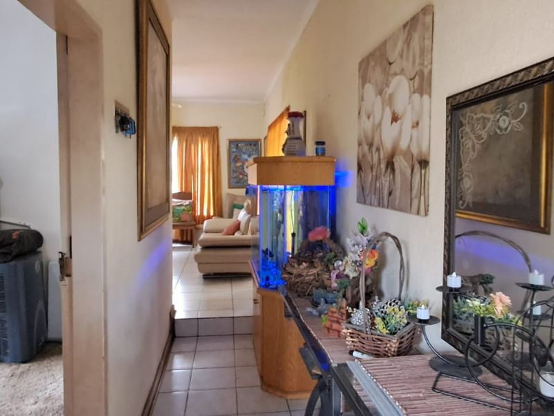 Spacious Family Home with Pool, Fibre & Excellent Security in Breaunanda - Photo 9