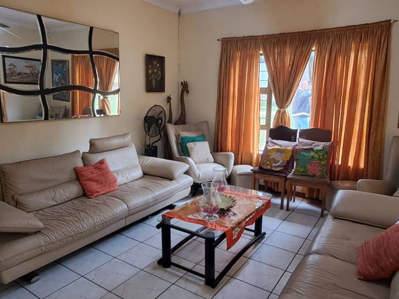 Spacious Family Home with Pool, Fibre & Excellent Security in Breaunanda - Photo 6