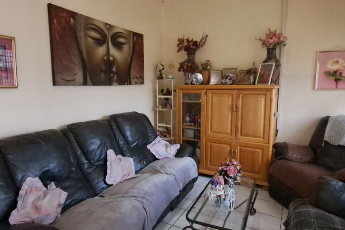 Spacious Family Home with Pool, Fibre & Excellent Security in Breaunanda - Photo 5