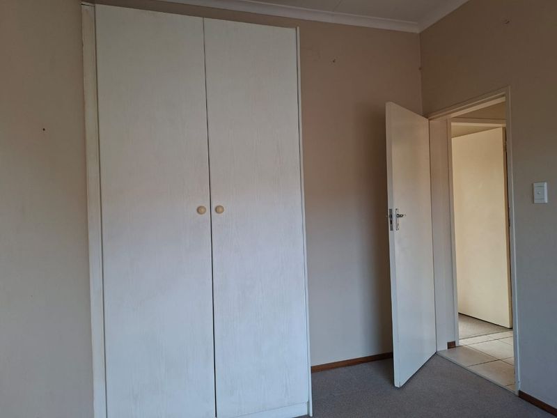 Charming 2-Bedroom Apartment in Azalea Estate, Roodekrans - Photo 10