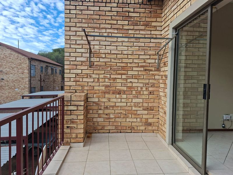 Charming 2-Bedroom Apartment in Azalea Estate, Roodekrans - Photo 9