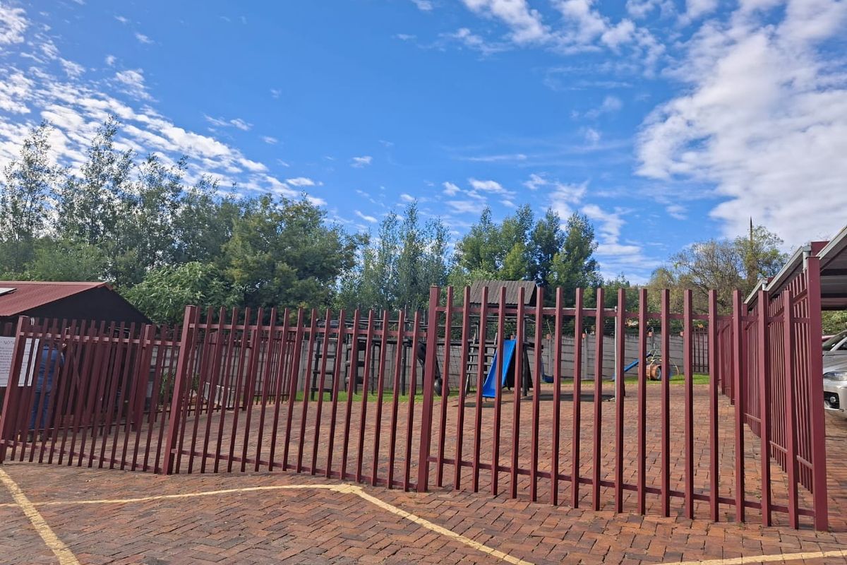 Charming 2-Bedroom Apartment in Azalea Estate, Roodekrans - Photo 5