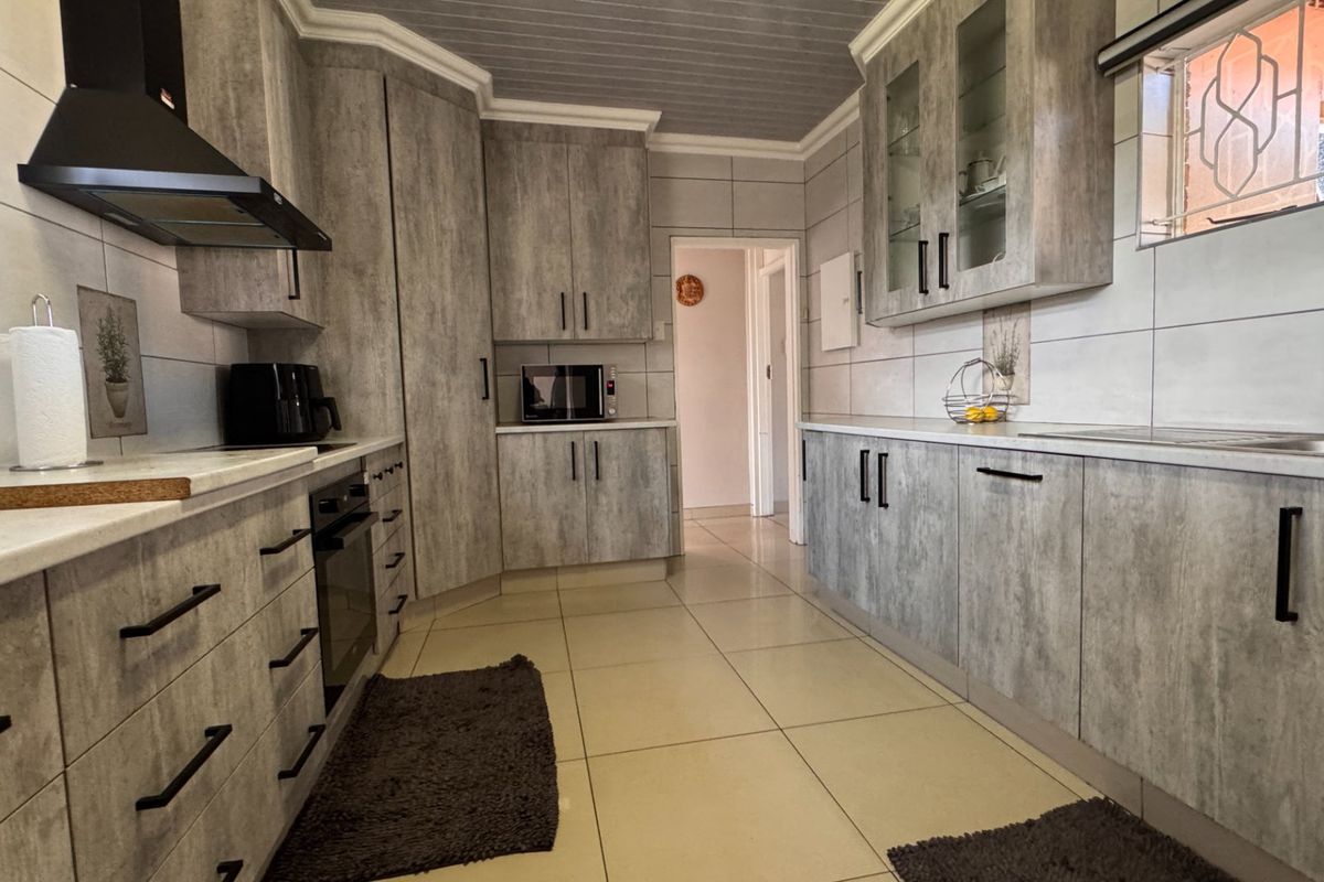 A home that has it all, space, comfort and potential flat in Vanderbijlpark, SE6 - Photo 3