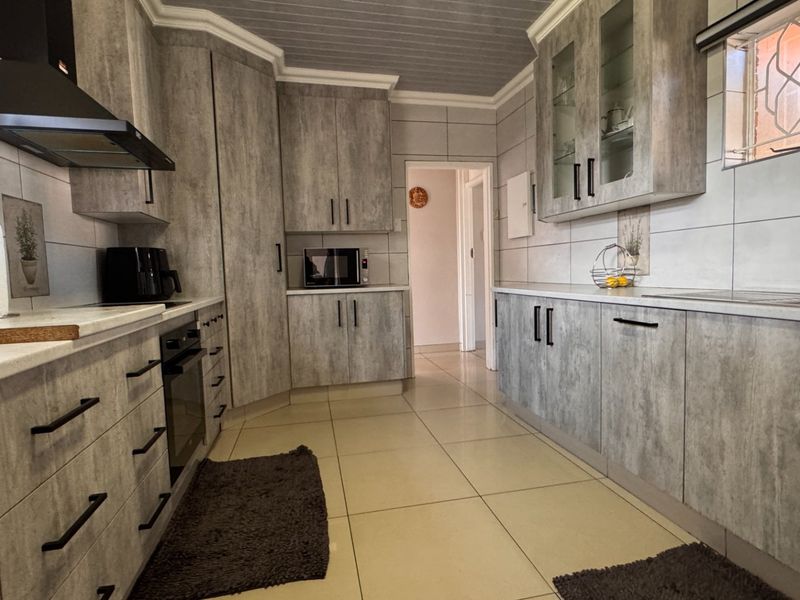A home that has it all, space, comfort and potential flat in Vanderbijlpark, SE6 - Photo 3