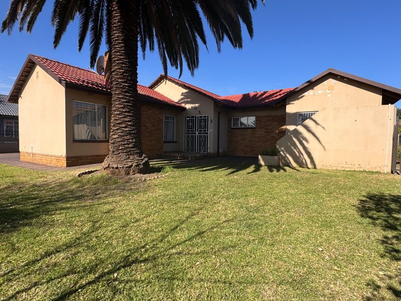 A home that has it all, space, comfort and potential flat in Vanderbijlpark, SE6 - Photo 5