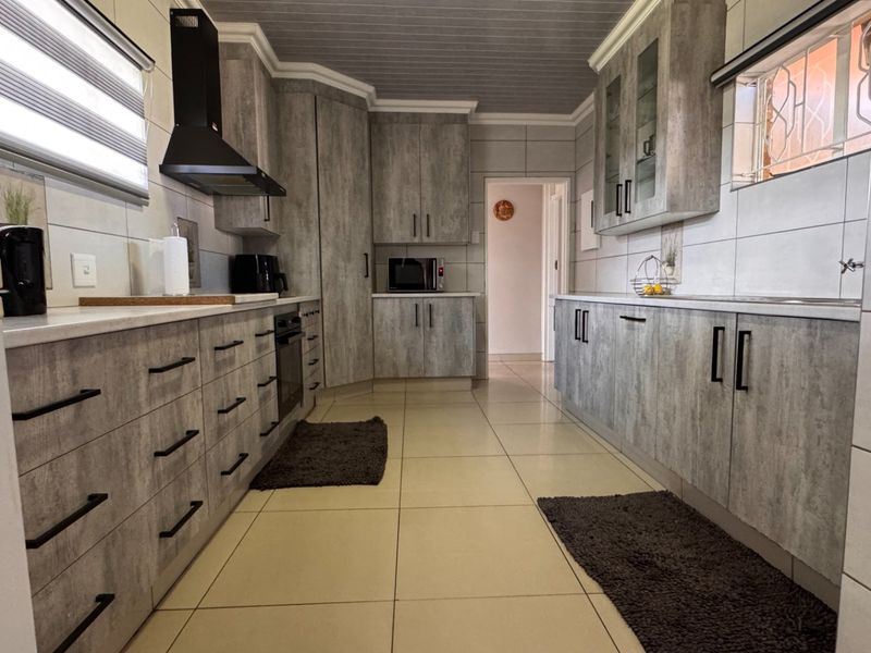 A home that has it all, space, comfort and potential flat in Vanderbijlpark, SE6 - Photo 1