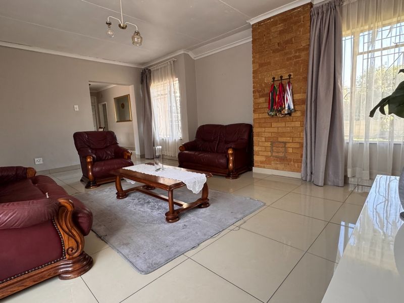 A home that has it all, space, comfort and potential flat in Vanderbijlpark, SE6 - Photo 10