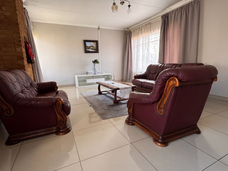 A home that has it all, space, comfort and potential flat in Vanderbijlpark, SE6 - Photo 9