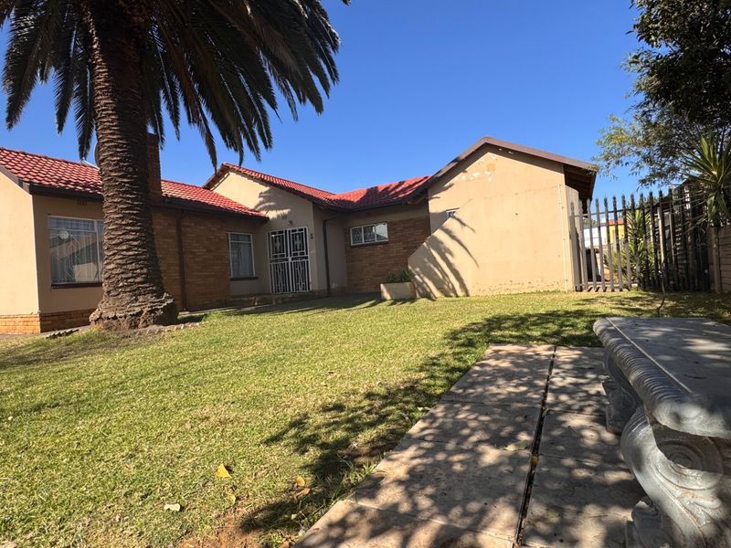 A home that has it all, space, comfort and potential flat in Vanderbijlpark, SE6 - Photo 6