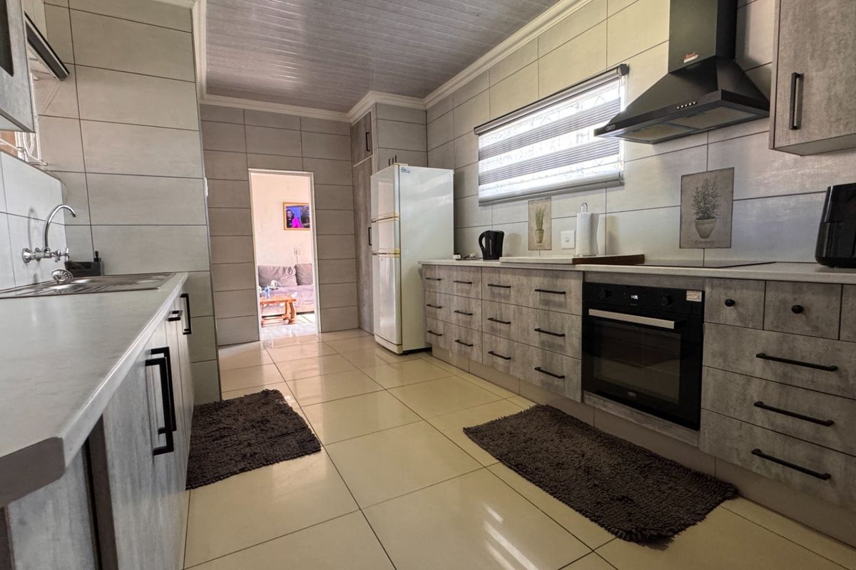 A home that has it all, space, comfort and potential flat in Vanderbijlpark, SE6 - Photo 4