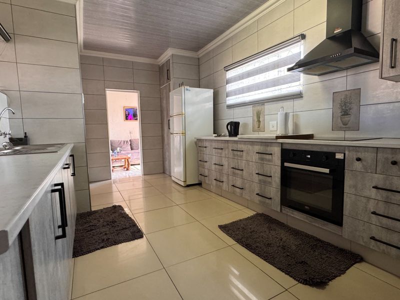 A home that has it all, space, comfort and potential flat in Vanderbijlpark, SE6 - Photo 4