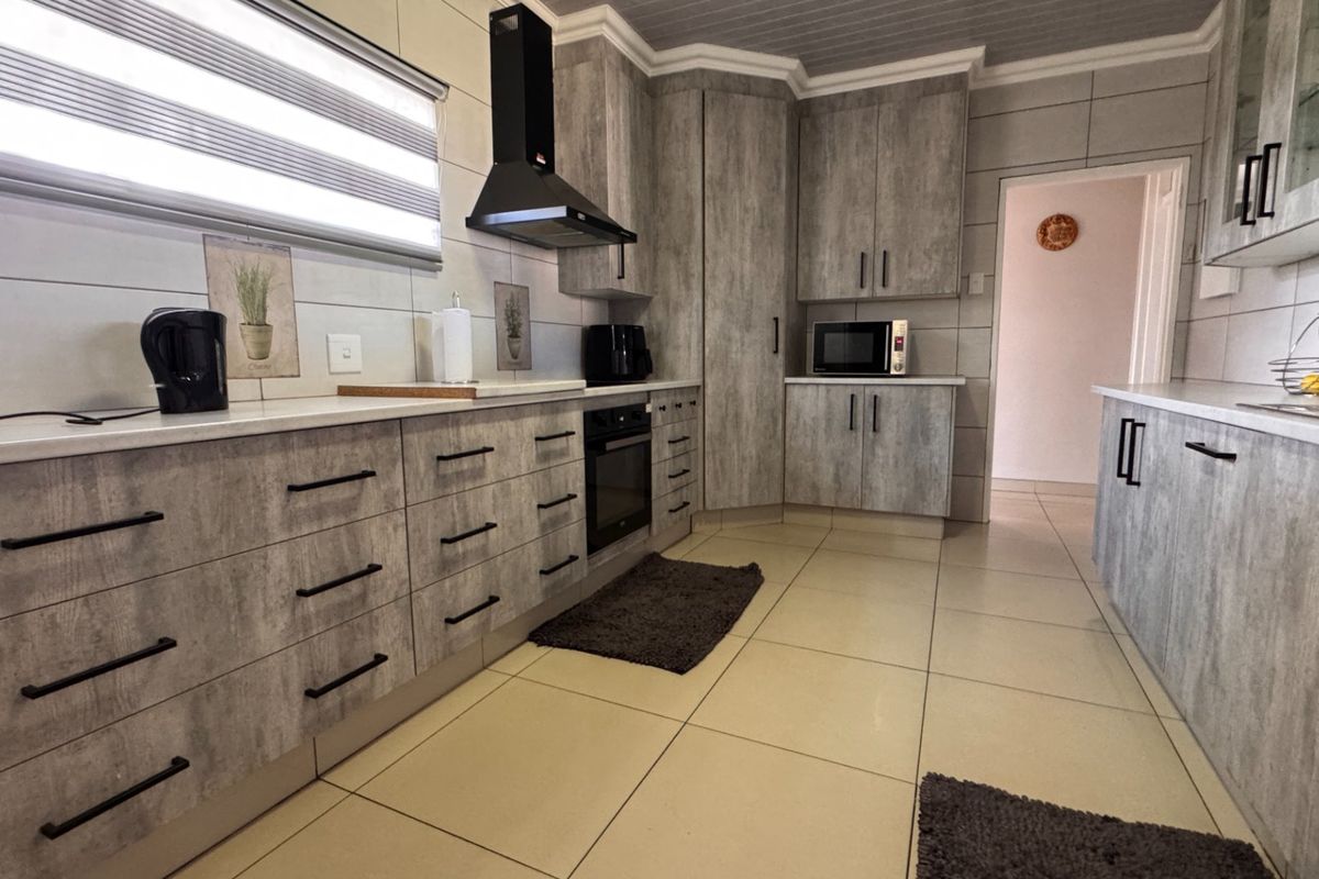 A home that has it all, space, comfort and potential flat in Vanderbijlpark, SE6 - Photo 2