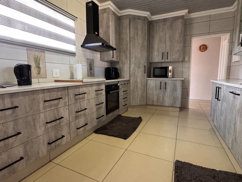 A home that has it all, space, comfort and potential flat in Vanderbijlpark, SE6 - Photo 2