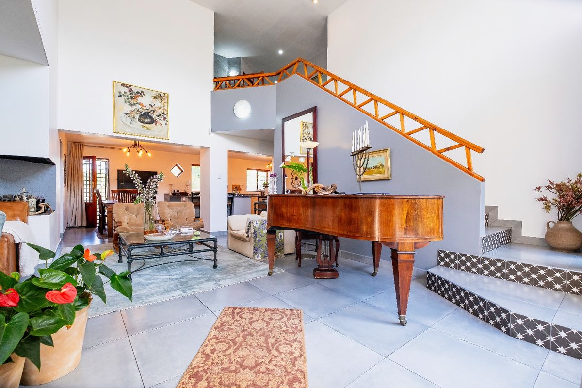 SPACIOUS FAMILY LIVING IN KING GEORGE PARK - Photo 4