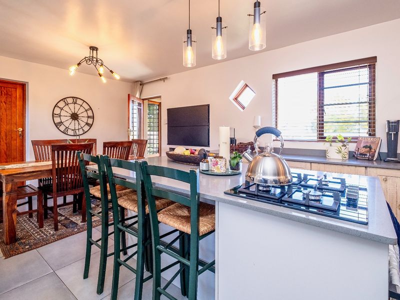 SPACIOUS FAMILY LIVING IN KING GEORGE PARK - Photo 10