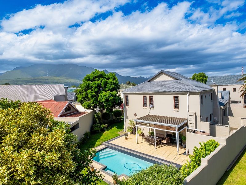 SPACIOUS FAMILY LIVING IN KING GEORGE PARK - Photo 1