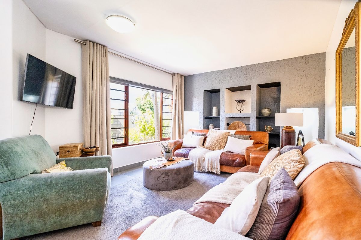 SPACIOUS FAMILY LIVING IN KING GEORGE PARK - Photo 5