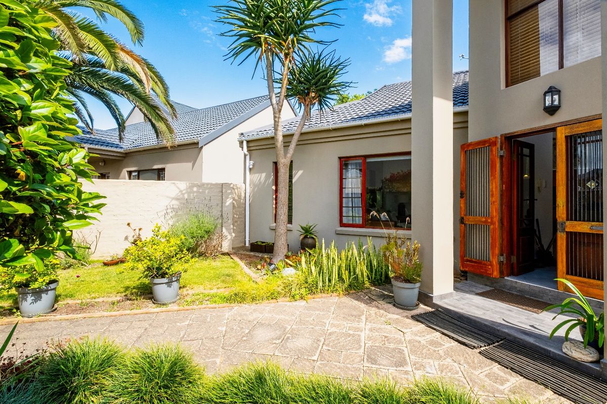 SPACIOUS FAMILY LIVING IN KING GEORGE PARK - Photo 3