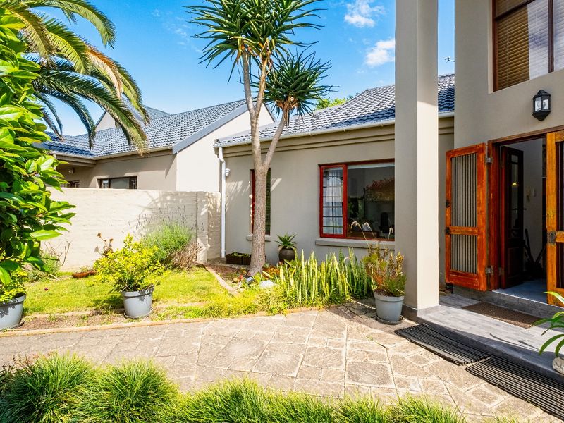 SPACIOUS FAMILY LIVING IN KING GEORGE PARK - Photo 3