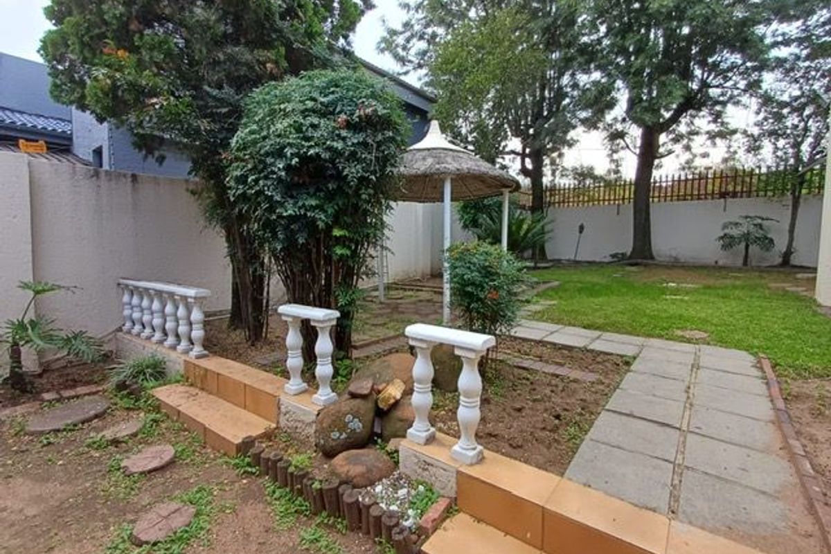 Large 3 bedroom 2 bathroom Family Home - Photo 3