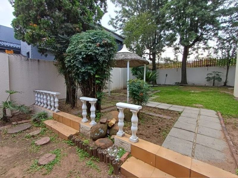 Large 3 bedroom 2 bathroom Family Home - Photo 3