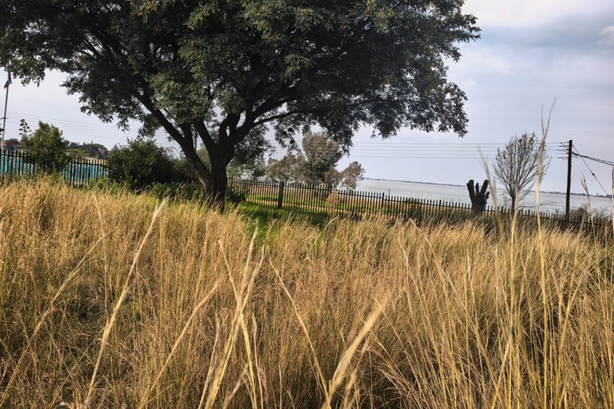 Prime Corner Stand with Uninterrupted Vaal Dam Views - Photo 3