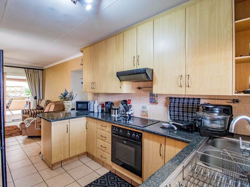 Comfortable 3-Bedroom Family Home with Excellent Features - Photo 1