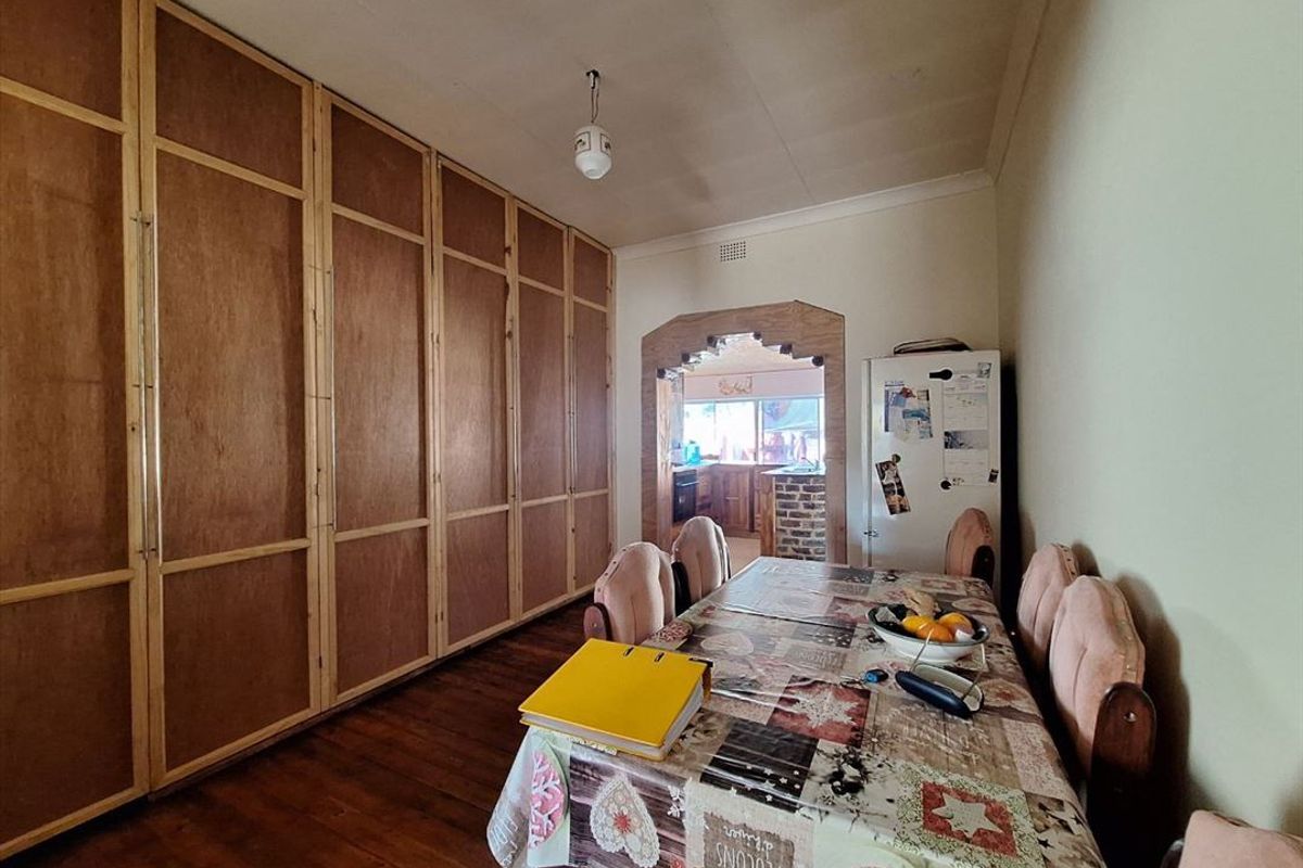 Spacious 4-Bedroom Family Home with Staff Accommodation - Photo 2