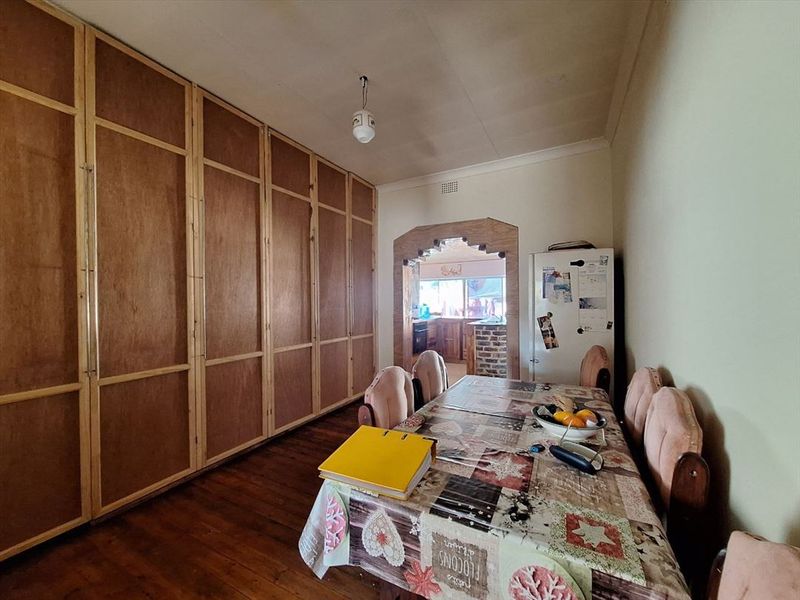 Spacious 4-Bedroom Family Home with Staff Accommodation - Photo 2