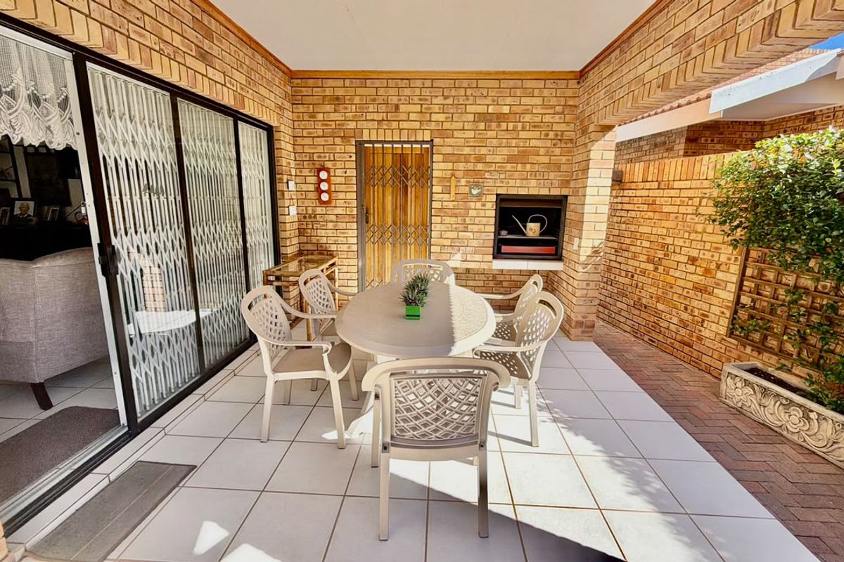 Immaculate and spacious Full-Title Townhouse. Sole and Exclusive mandate. - Photo 5