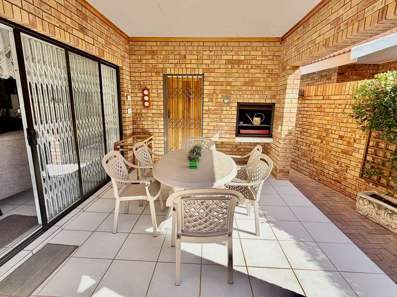 Immaculate and spacious Full-Title Townhouse. Sole and Exclusive mandate. - Photo 5