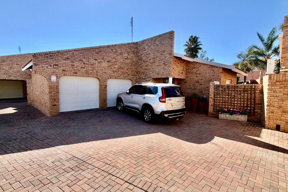Immaculate and spacious Full-Title Townhouse. Sole and Exclusive mandate. - Photo 3