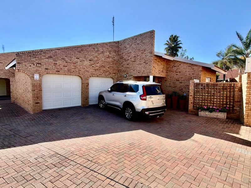 Immaculate and spacious Full-Title Townhouse. Sole and Exclusive mandate. - Photo 3