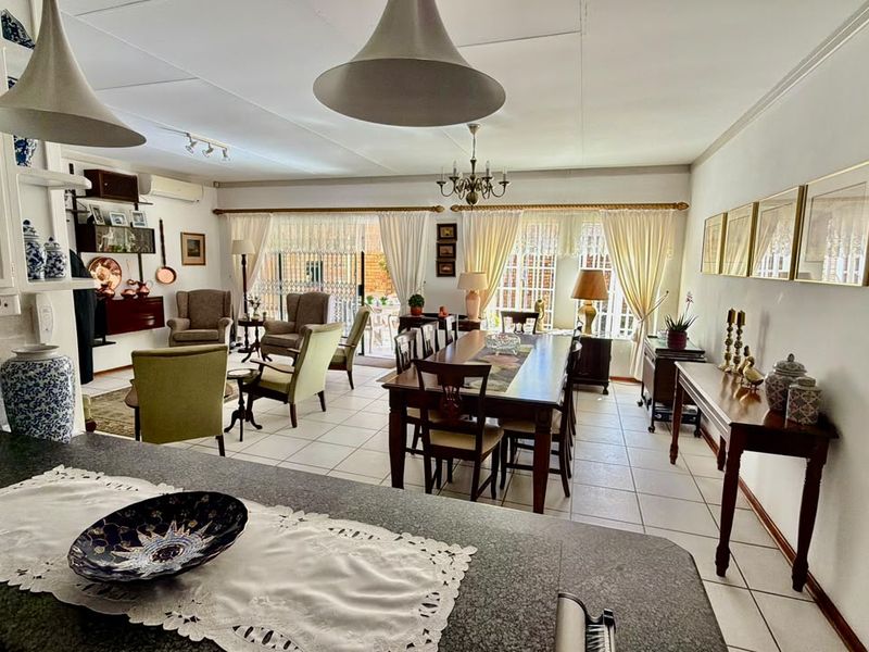 Immaculate and spacious Full-Title Townhouse. Sole and Exclusive mandate. - Photo 10