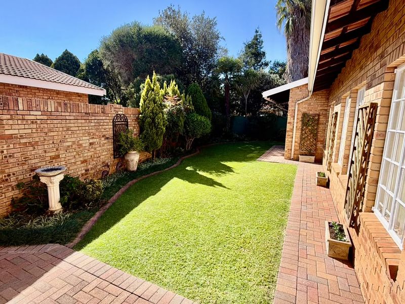 Immaculate and spacious Full-Title Townhouse. Sole and Exclusive mandate. - Photo 6