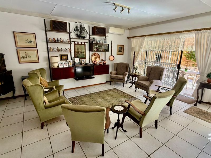 Immaculate and spacious Full-Title Townhouse. Sole and Exclusive mandate. - Photo 8