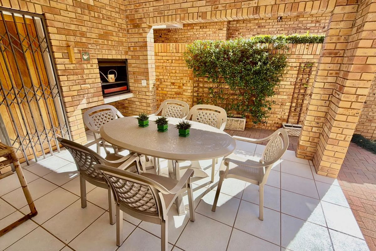 Immaculate and spacious Full-Title Townhouse. Sole and Exclusive mandate. - Photo 4