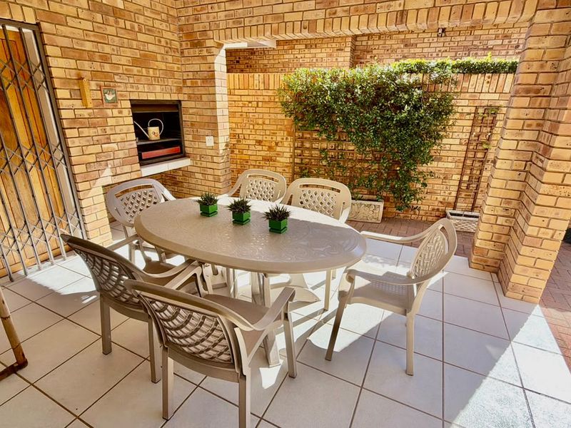 Immaculate and spacious Full-Title Townhouse. Sole and Exclusive mandate. - Photo 4