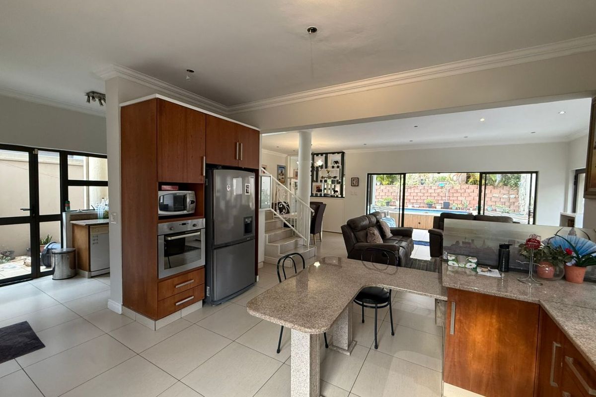 To let in Izinga, 3 bedroom pet friendly townhouse with pool. - Photo 3