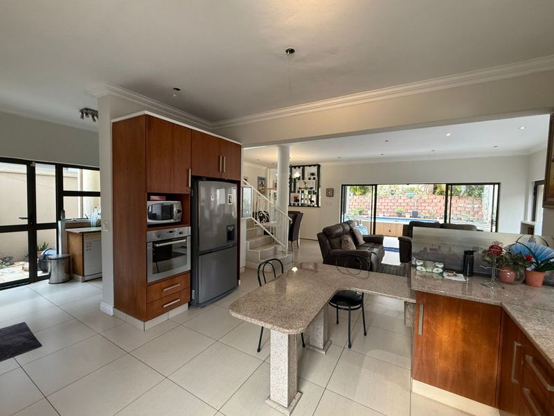 To let in Izinga, 3 bedroom pet friendly townhouse with pool. - Photo 3