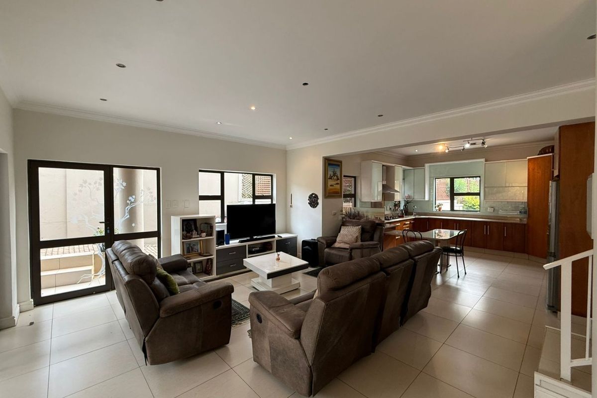 To let in Izinga, 3 bedroom pet friendly townhouse with pool. - Photo 2