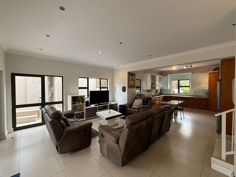 To let in Izinga, 3 bedroom pet friendly townhouse with pool. - Photo 2