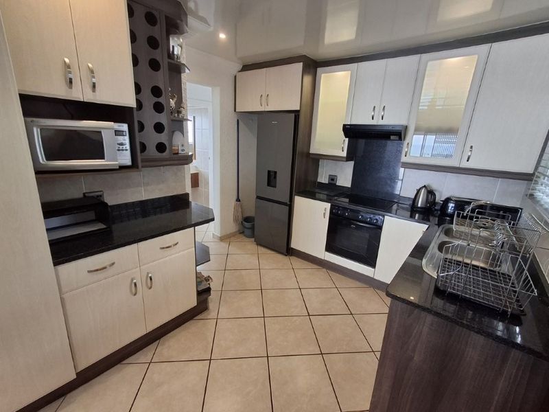 Prime Beachfront Apartment With Uninterrupted Ocean Vistas And Direct Beach Access!!!!!    - Photo 6